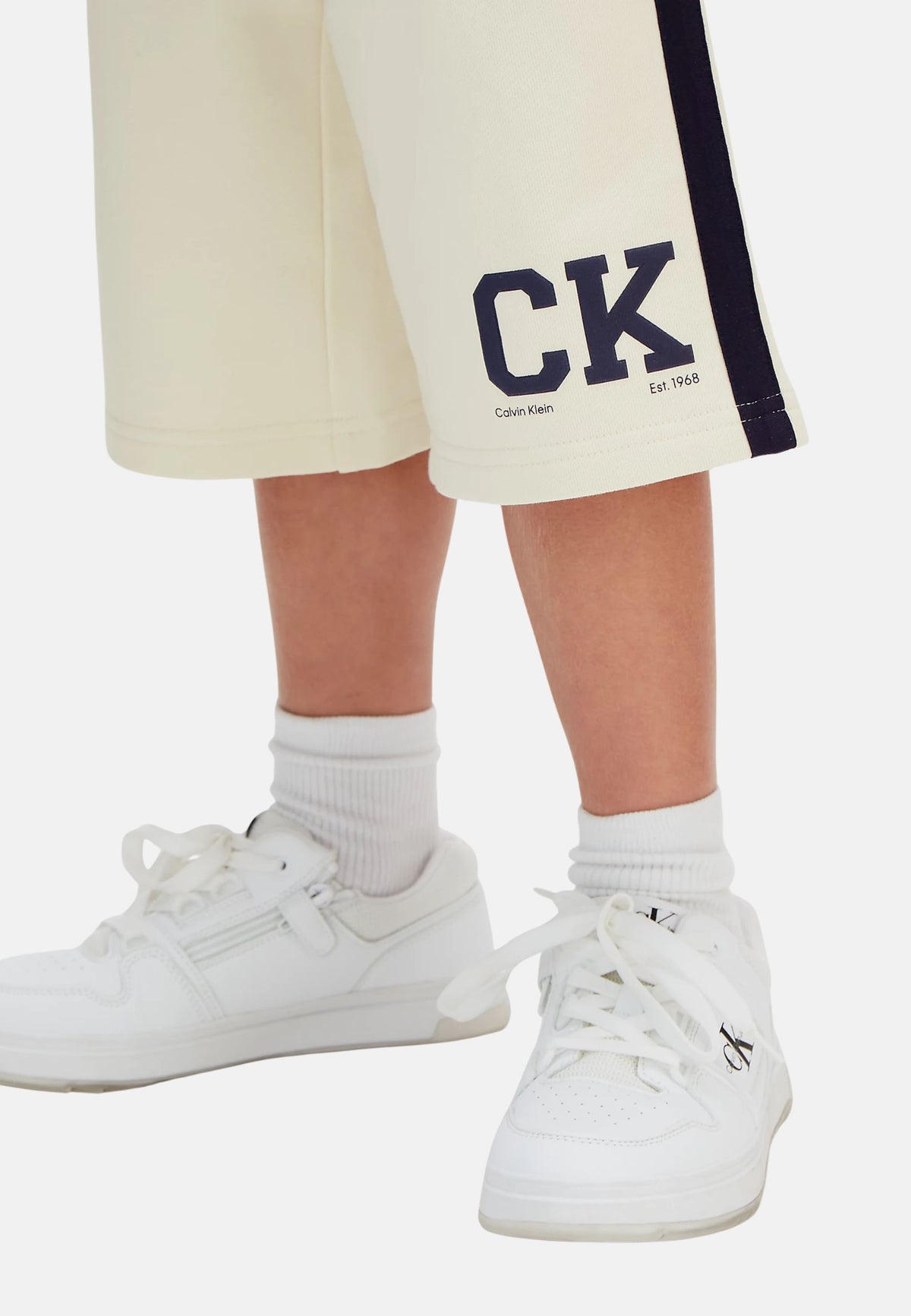 VARSITY RELAXED SHORTS - WHITE