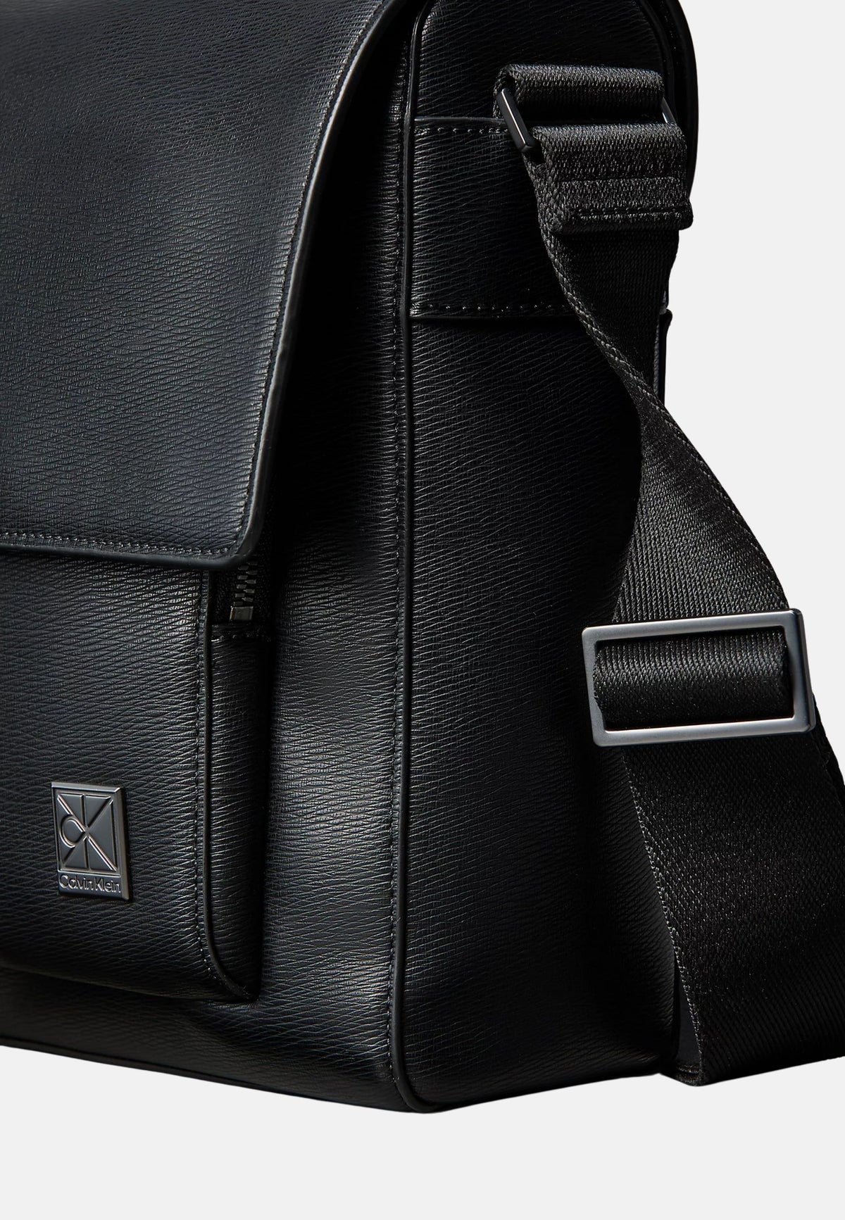 EMBLEM HW FLAP MESSENGER - BLACK