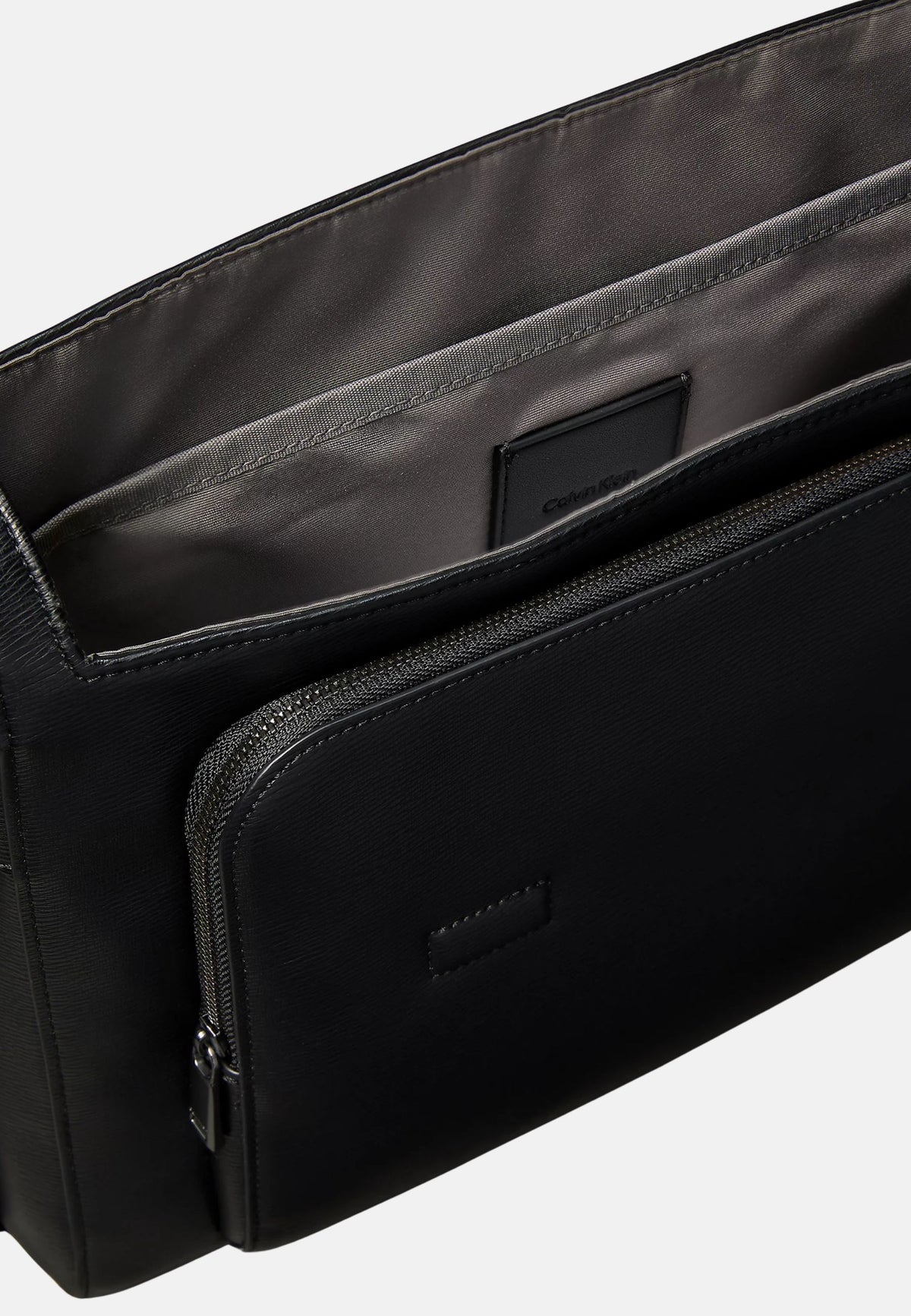 EMBLEM HW FLAP MESSENGER - BLACK